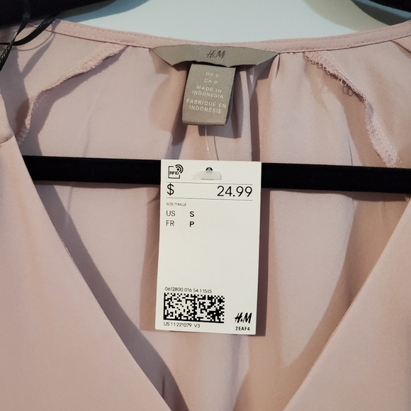 H&M Vneck Flutter Sleeve Blouse Pink NWT - Picture 2 of 3